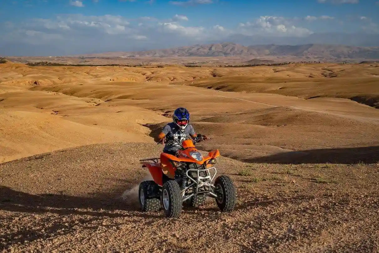 Marrakech: tur în Deșertul Agafay cu quad și cină cu spectacol