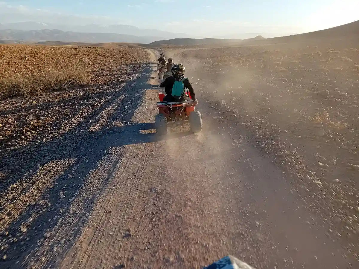 Marrakech: tur în Deșertul Agafay cu quad și cină cu spectacol