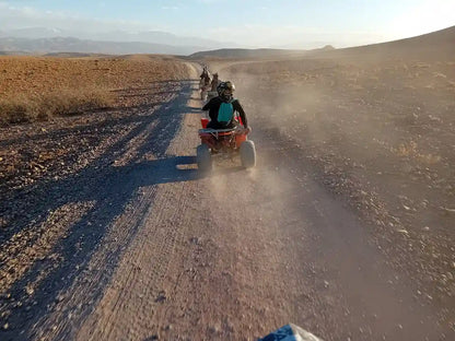 Marrakech: tur în Deșertul Agafay cu quad și cină cu spectacol