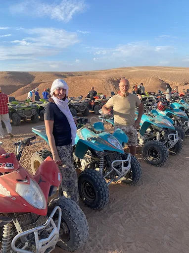 Marrakech: tur în Deșertul Agafay cu quad și cină cu spectacol