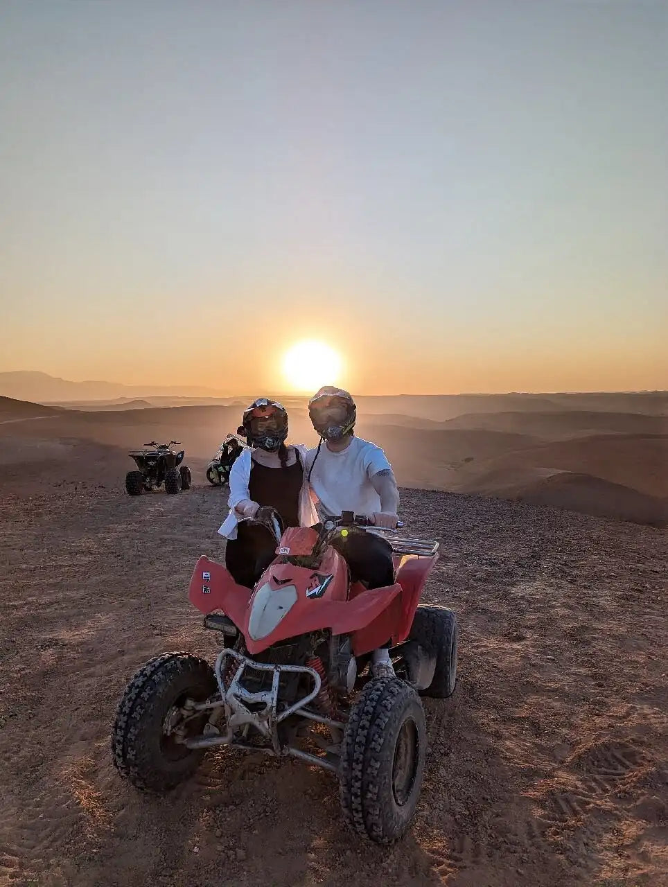 Marrakech: tur în Deșertul Agafay cu quad și cină cu spectacol
