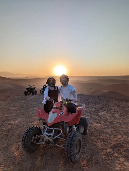 Marrakech: tur în Deșertul Agafay cu quad și cină cu spectacol