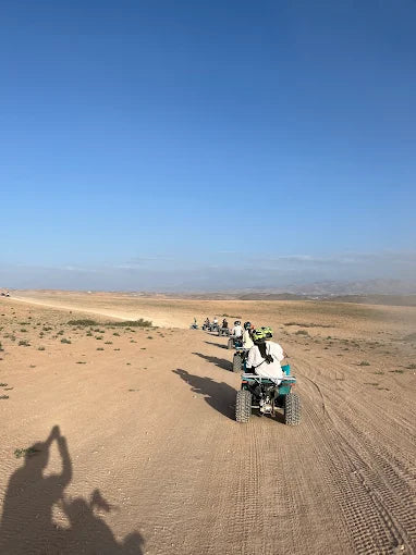 Marrakech: tur în Deșertul Agafay cu quad și cină cu spectacol