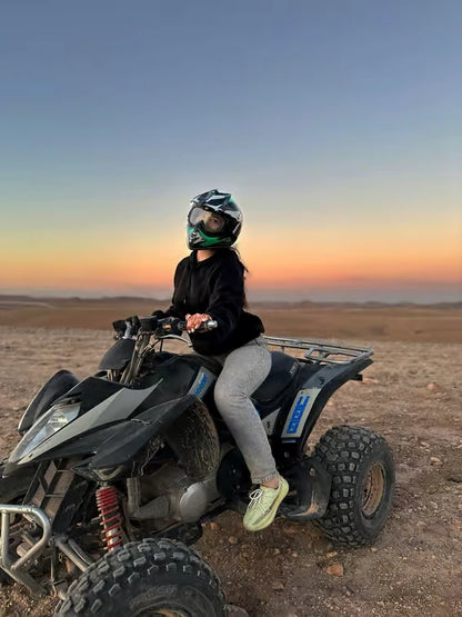 Marrakech: tur în Deșertul Agafay cu quad și cină cu spectacol