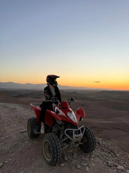 Marrakech: tur în Deșertul Agafay cu quad și cină cu spectacol