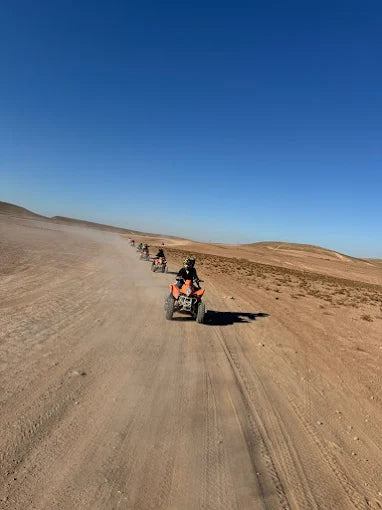 Marrakech: tur în Deșertul Agafay cu quad și cină cu spectacol