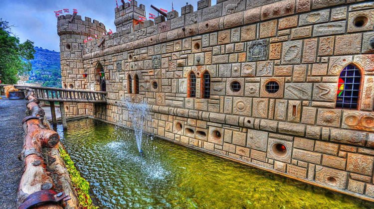Desde Beirut: visita guiada a las cascadas de Zarka, el castillo de Moussa y Deir El Amar