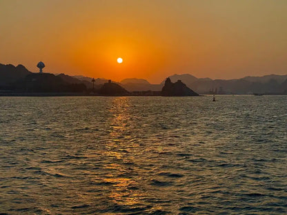 Maskat: Delfinbeobachtung oder Sonnenuntergangsfahrt – Tour