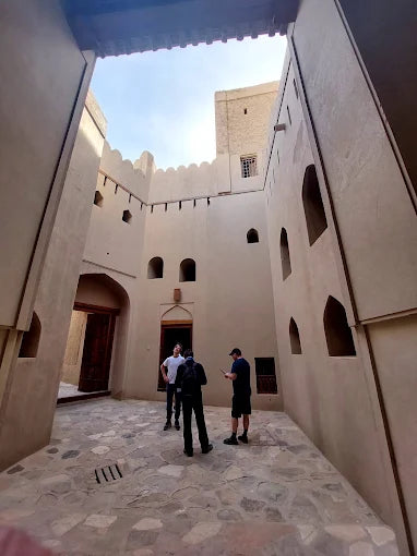 马斯喀特：尼兹瓦堡垒和集市全日游（含音频导览）