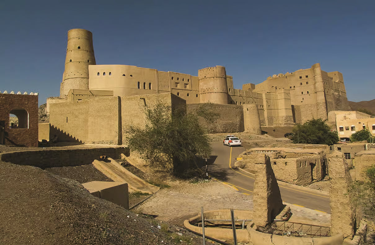 马斯喀特：尼兹瓦堡垒和集市全日游（含音频导览）