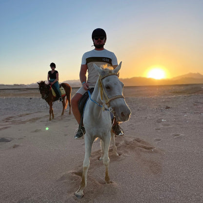 Sharm El Sheikh: Călărie la apus de soare în deșert