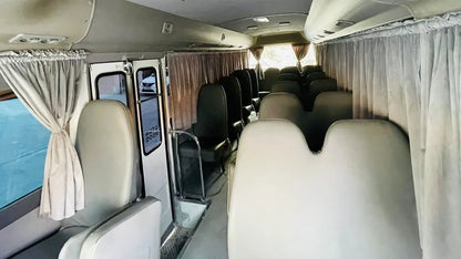 Doha: Wynajem prywatnego autobusu Toyota Coaster z kierowcą