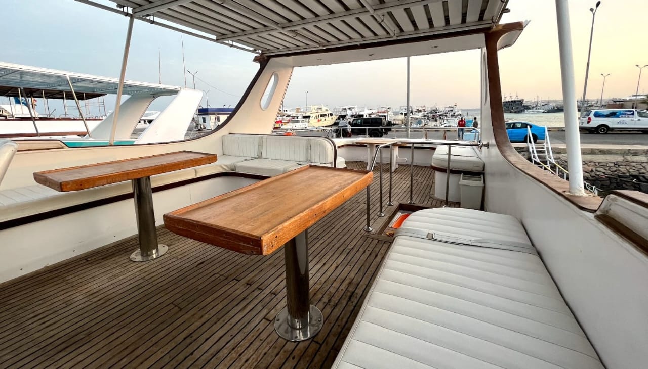 Hurghada: Queen of Life Private Boat Snorkeling Trip with Lunch and Soft Drinks