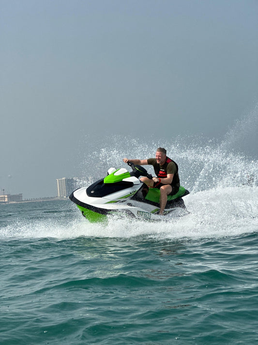 Dubai: jetski-rit in de jachthaven