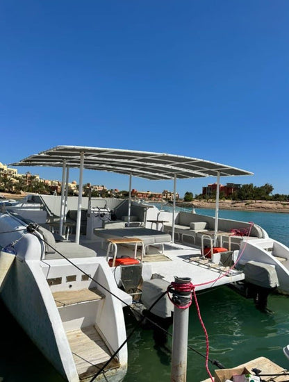 El Gouna: passeio particular de barco em catamarã para Bayoud