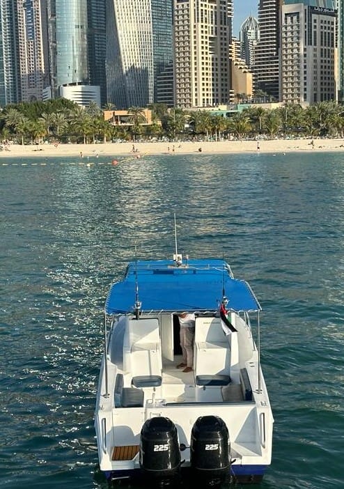 Dubaj: Wynajem prywatnej łodzi o długości 35 stóp