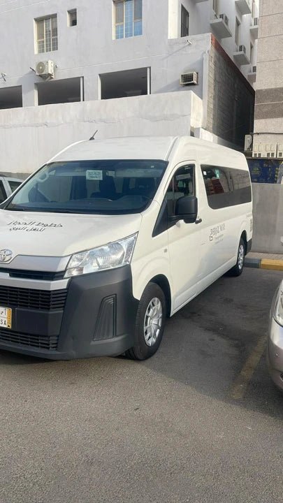 マディーナホテルからジェッダ空港へ：ドライバー付きタクシープライベートカーまたはバンレンタル