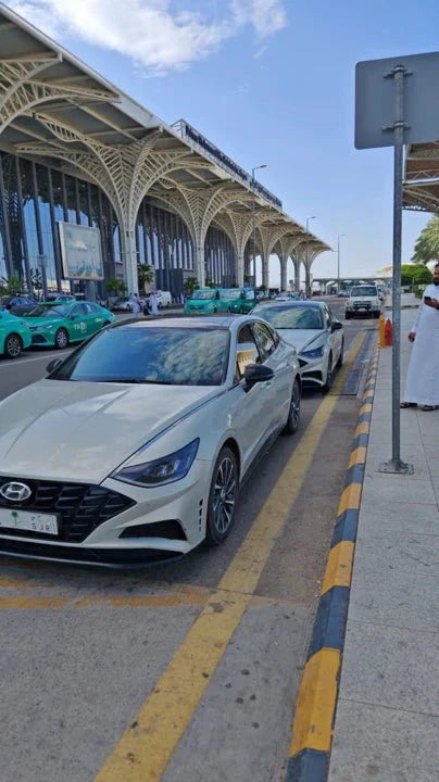 マディーナホテルからジェッダ空港へ：ドライバー付きタクシープライベートカーまたはバンレンタル