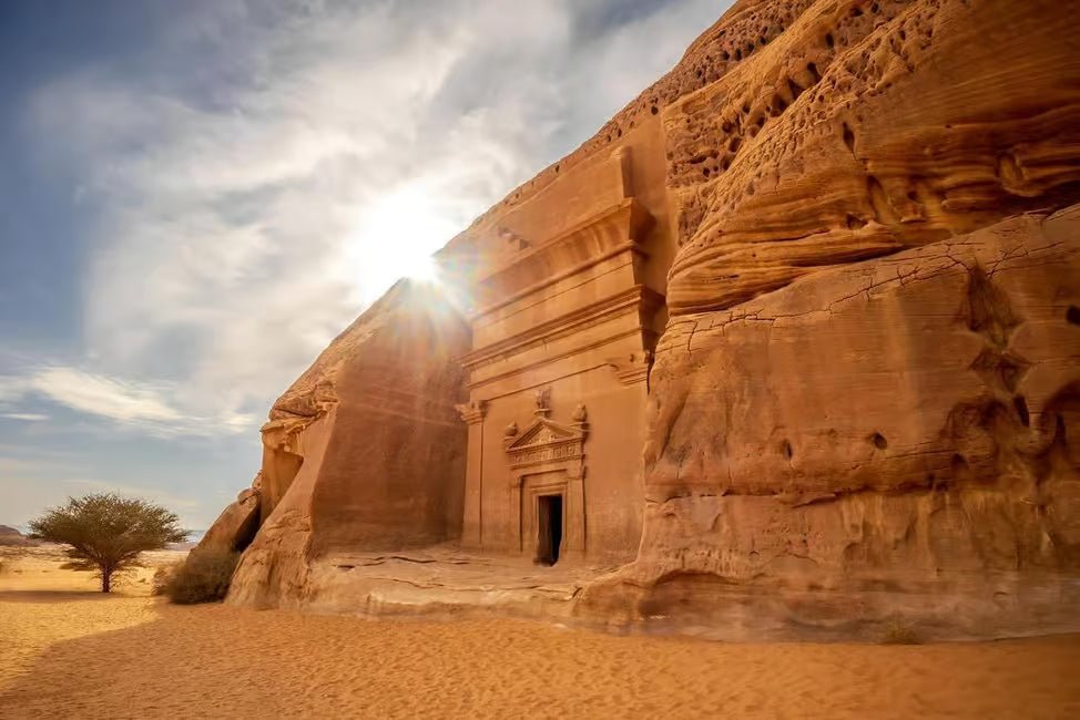 AlUla: Hegra, Elephant Rock, Dadan, and Old Town Day Tour