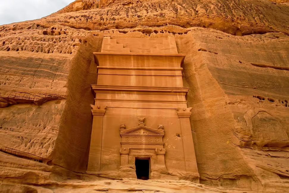 AlUla: Hegra, Elephant Rock, Dadan, and Old Town Day Tour