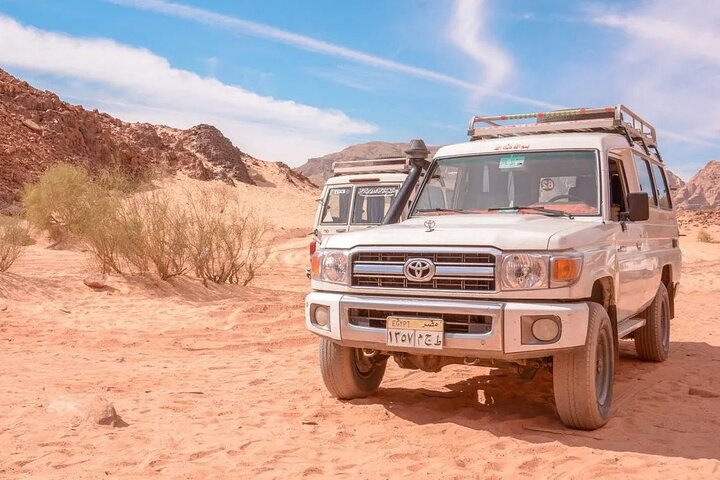 シャルム・エル・シェイク発: サラマ・カラード・キャニオン、スリープールズとダハブ・ジープサファリ・アドベンチャー