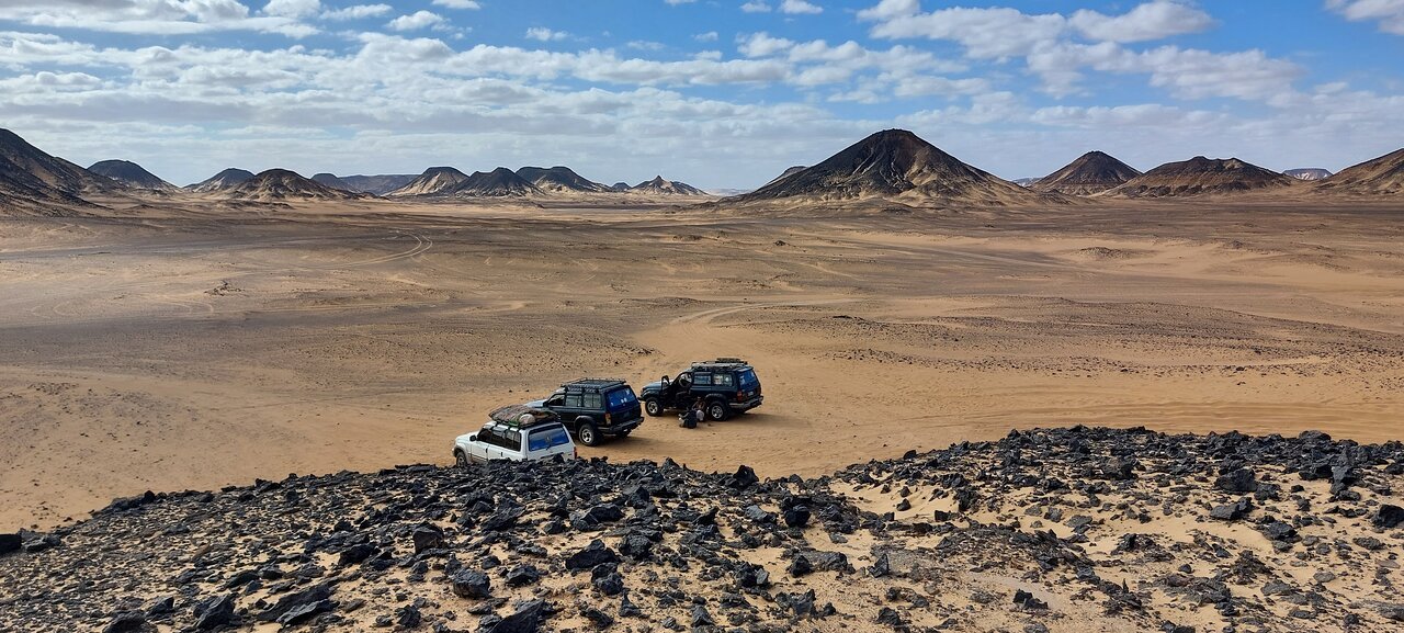 Cairo: Private 2 - Day Tour to Bahariya Oasis with Black and White Desert Tour