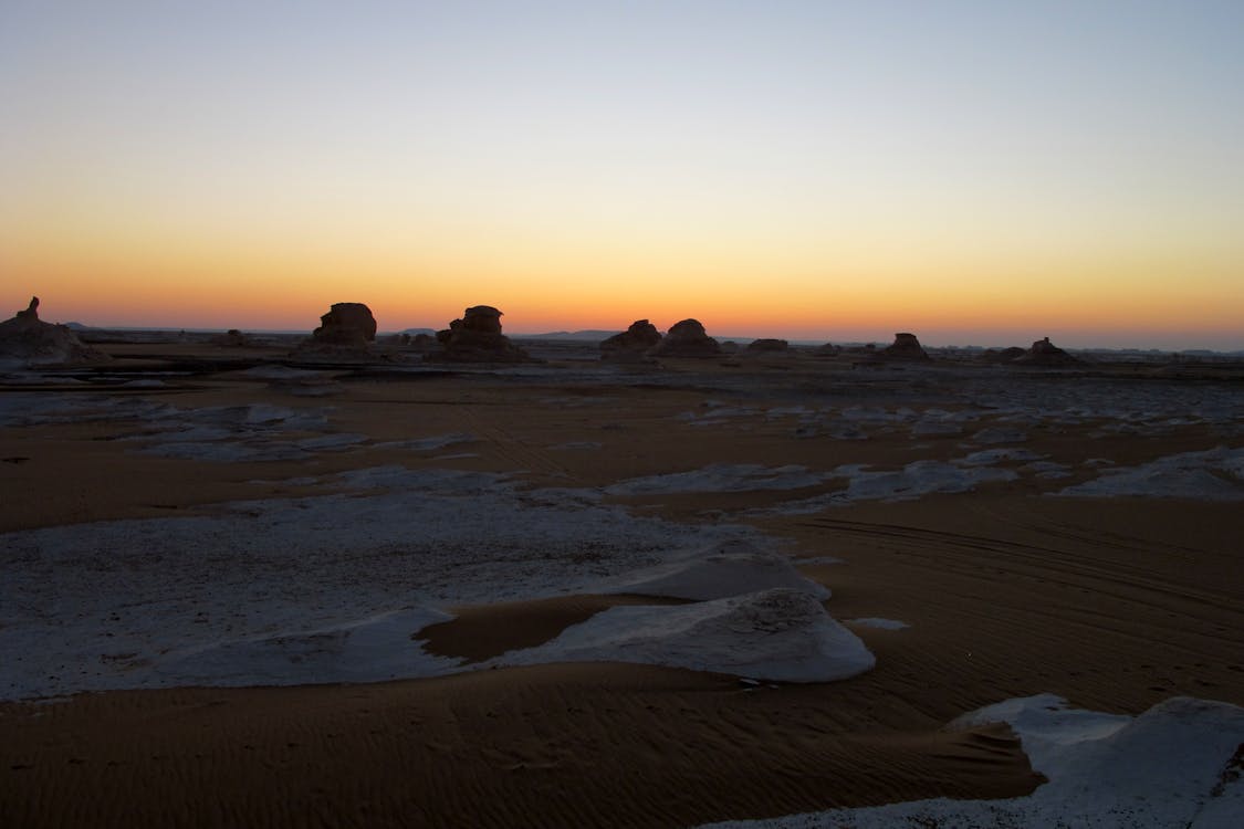 Cairo: Private 2 - Day Tour to Bahariya Oasis with Black and White Desert Tour
