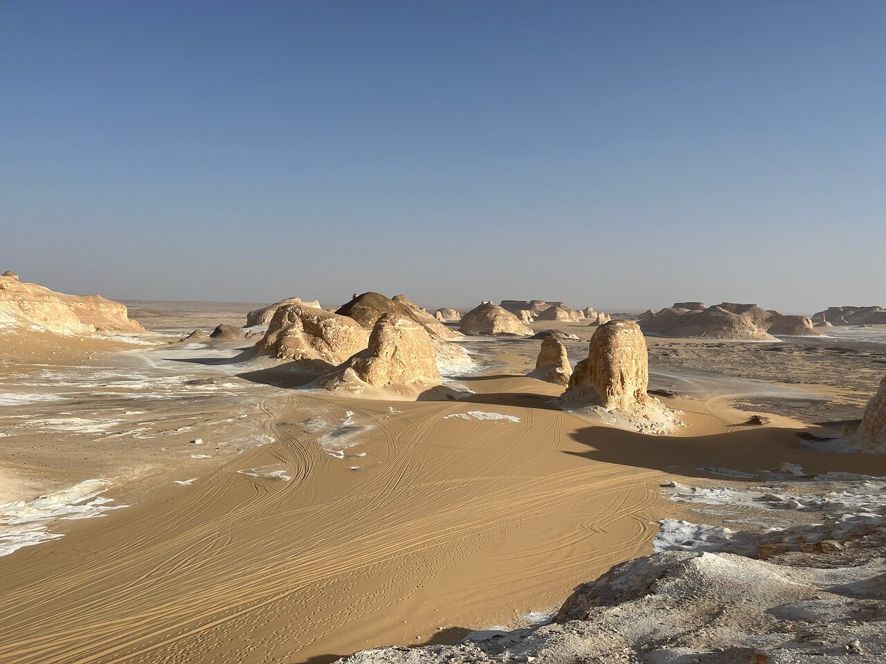 Cairo: Private 2 - Day Tour to Bahariya Oasis with Black and White Desert Tour