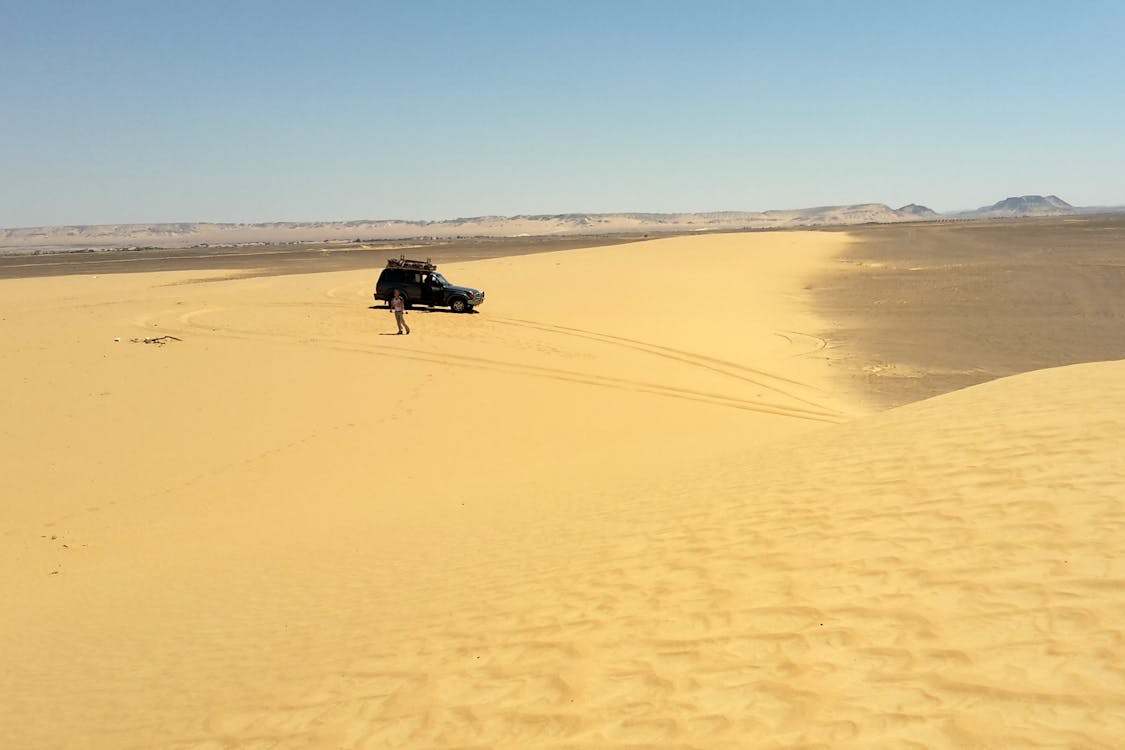 Cairo: Private 2 - Day Tour to Bahariya Oasis with Black and White Desert Tour