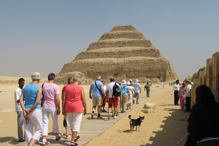 Cairo: Private Guided Tour to Giza Pyramids, Sphinx, Saqqara with Lunch