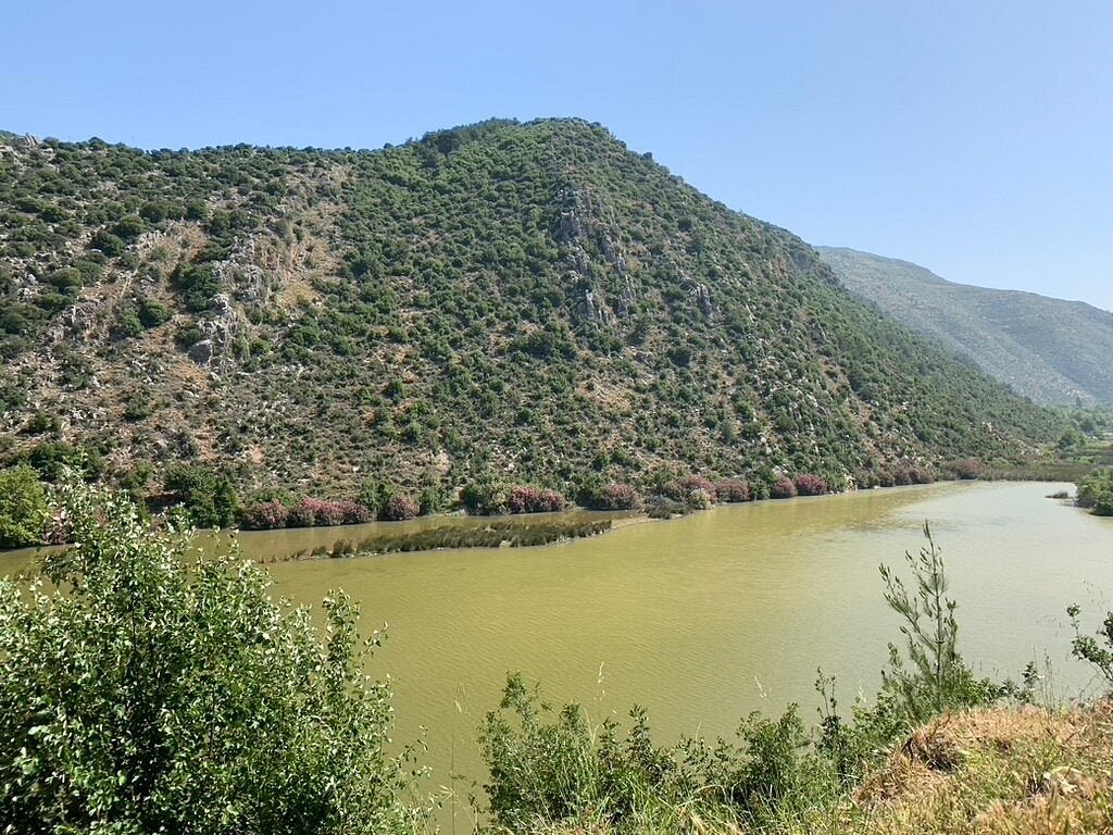 从贝鲁特出发：Jabal El Arbaaine、梦想宫、Oyoun El Samak 和 Zahlan 石窟一日游
