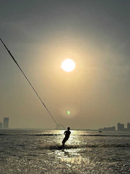 Doha: wakesurfing och wakeboarding längs Dohas skyline