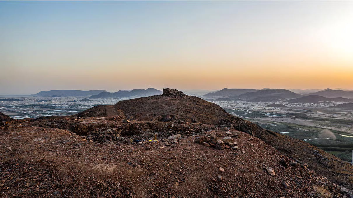 Madinah: Abeer Wells and Historic Souq Guided Tour