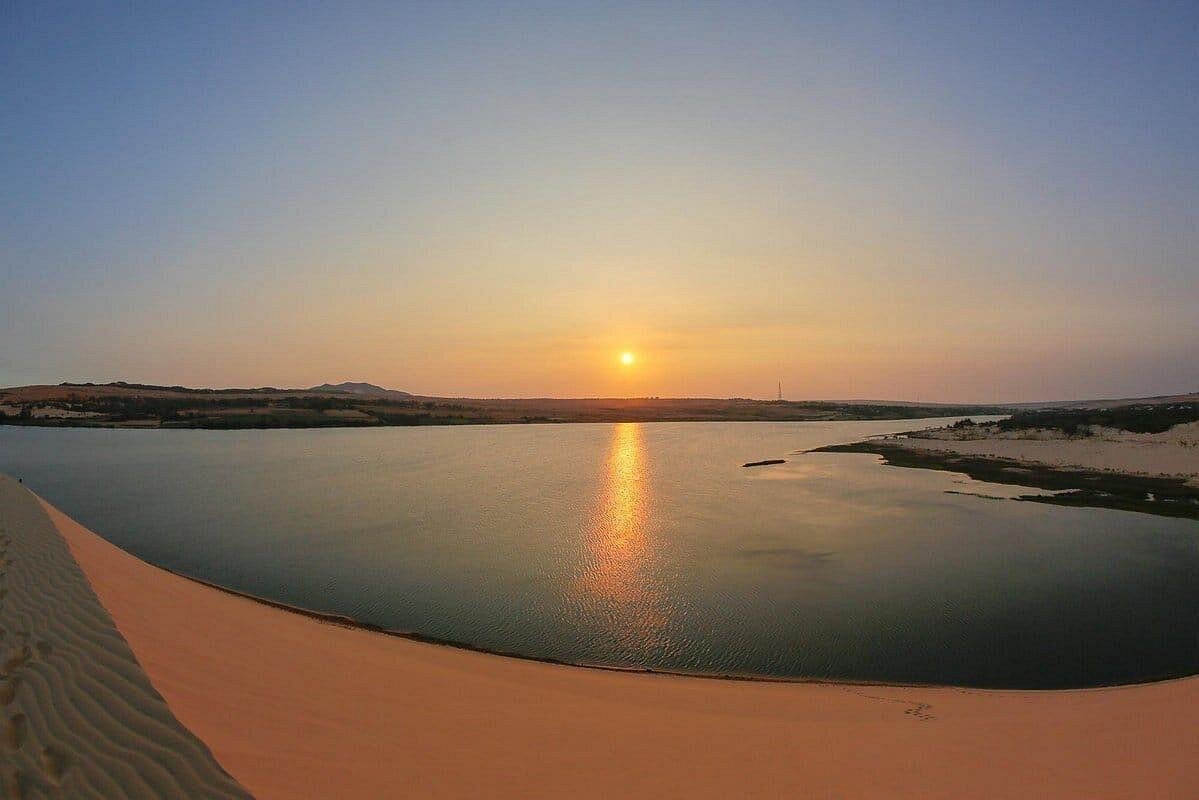 Doha: Desert Safari with Camel Ride, Sandboarding, and Inland Sea Visit