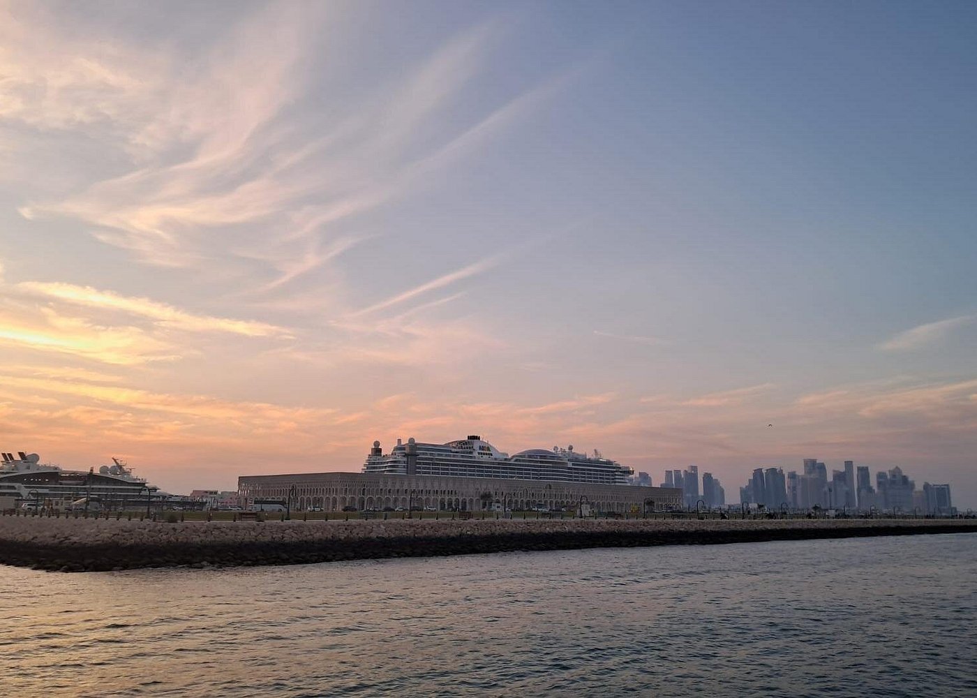 Doha: Private Dhow Cruise with Corniche Walk and Sunset Views