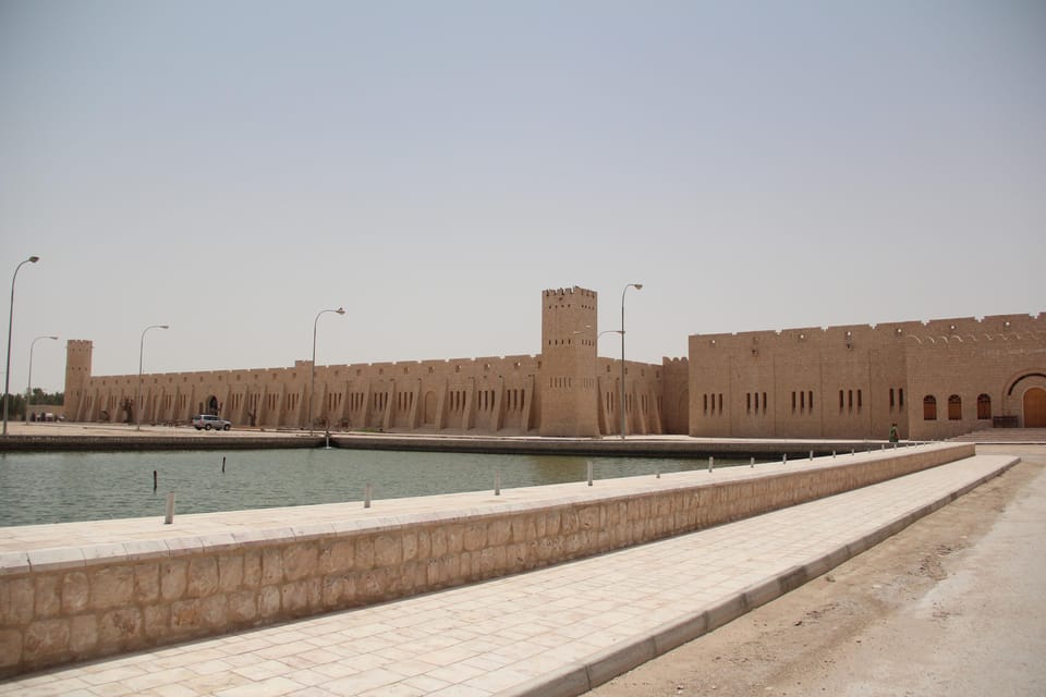 Doha: Private Tour to Sheikh Faisal Museum and Camel Racetrack