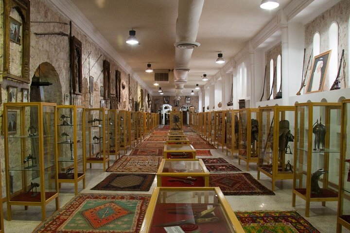 Doha: Private Tour to Sheikh Faisal Museum and Camel Racetrack
