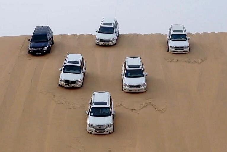 Doha: Shared Desert Safari with Dune Bashing and Sandboarding