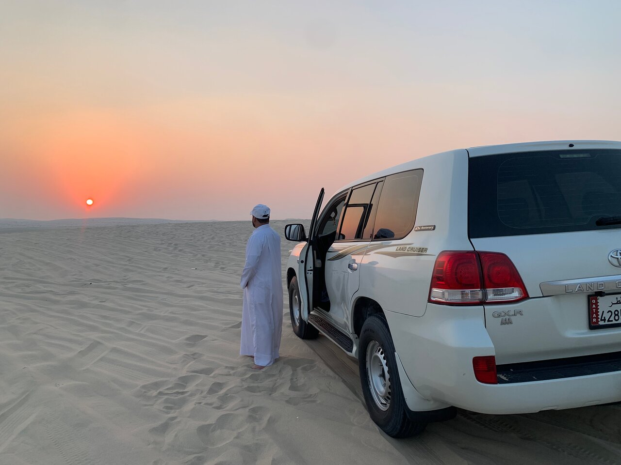 Doha: Shared Desert Safari with Dune Bashing and Sandboarding
