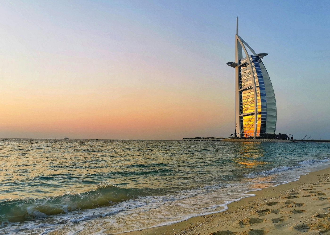 Dubai: Half - Day City Tour with Museum, Souks and Palm Jumeirah