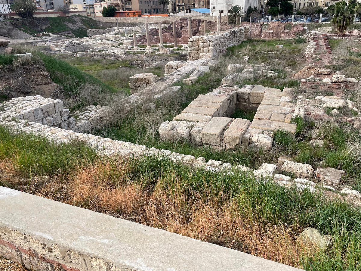 From Cairo: Private Day Tour to Alexandria with Roman Theatre, Pompey's Pillar and Seafood Lunch