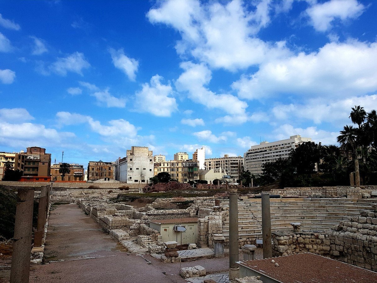 From Cairo: Private Day Tour to Alexandria with Roman Theatre, Pompey's Pillar and Seafood Lunch