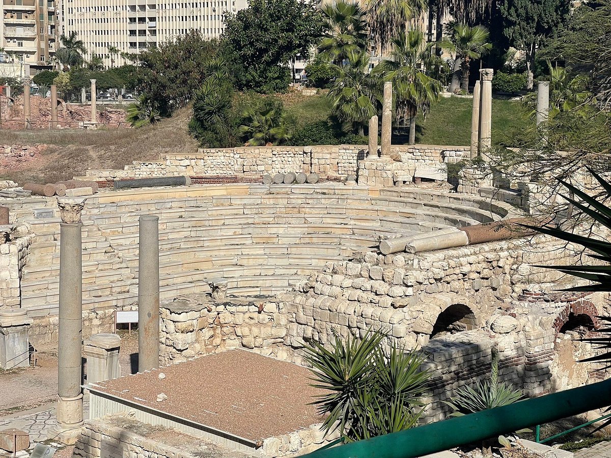 From Cairo: Private Day Tour to Alexandria with Roman Theatre, Pompey's Pillar and Seafood Lunch