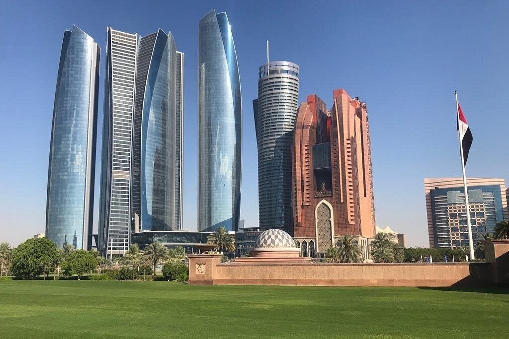 From Dubai: Abu Dhabi City Tour with Grand Mosque Visit