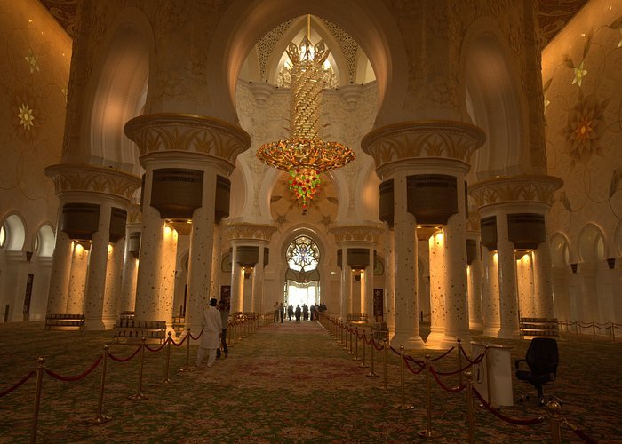 From Dubai: Abu Dhabi City Tour with Sheikh Zayed Grand Mosque and Date Market Visit
