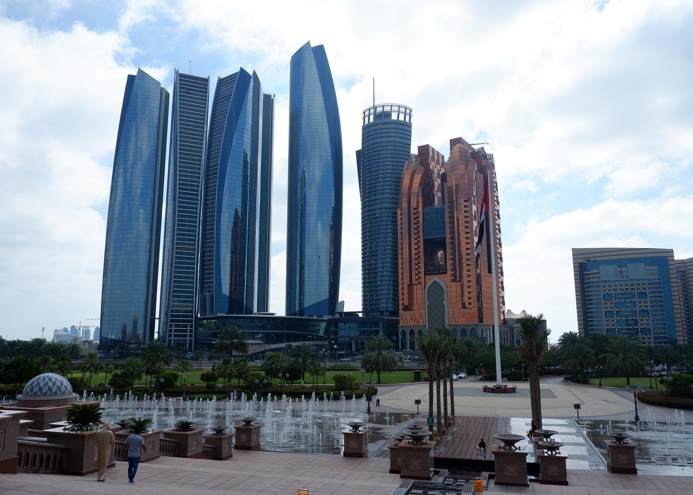 From Dubai: Abu Dhabi City Tour with Sheikh Zayed Grand Mosque and Louvre Museum Visit