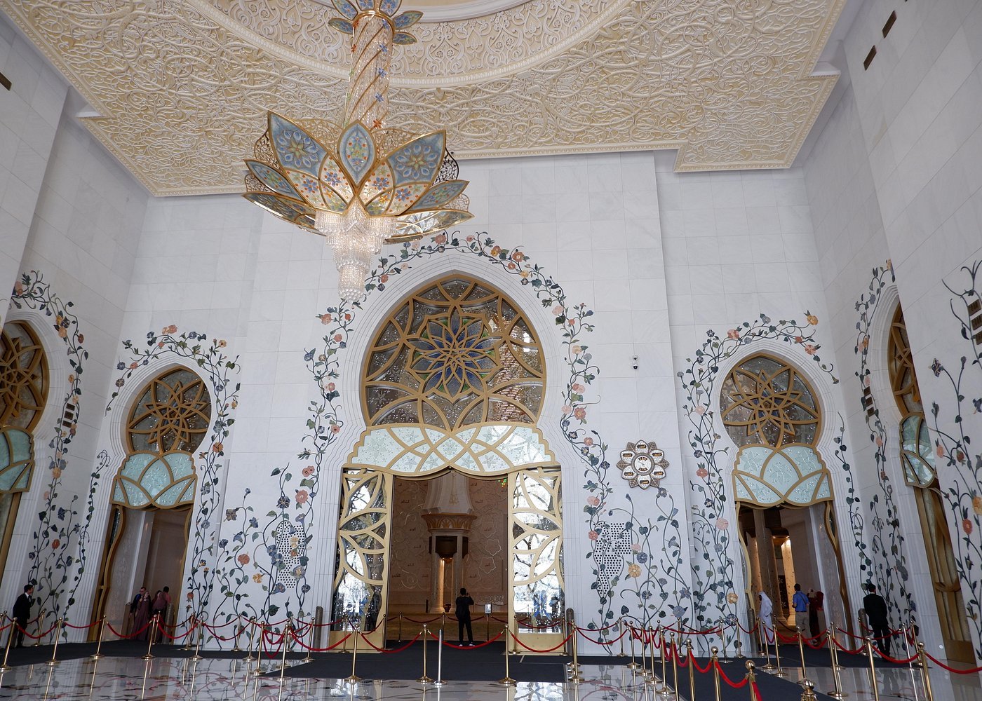 From Dubai: Abu Dhabi City Tour with Sheikh Zayed Grand Mosque and Louvre Museum Visit
