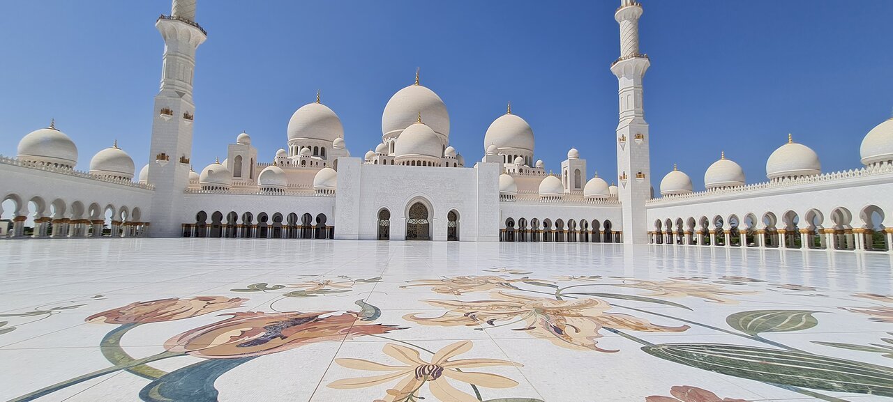 From Dubai: Abu Dhabi Day Trip with Sheikh Zayed Mosque and Ferrari World