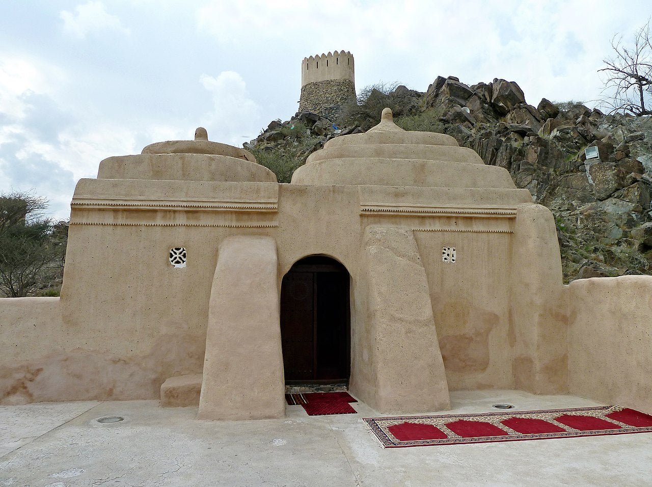 From Dubai: Private Fujairah and East Coast Tour with Al Badiyah Mosque and Forts