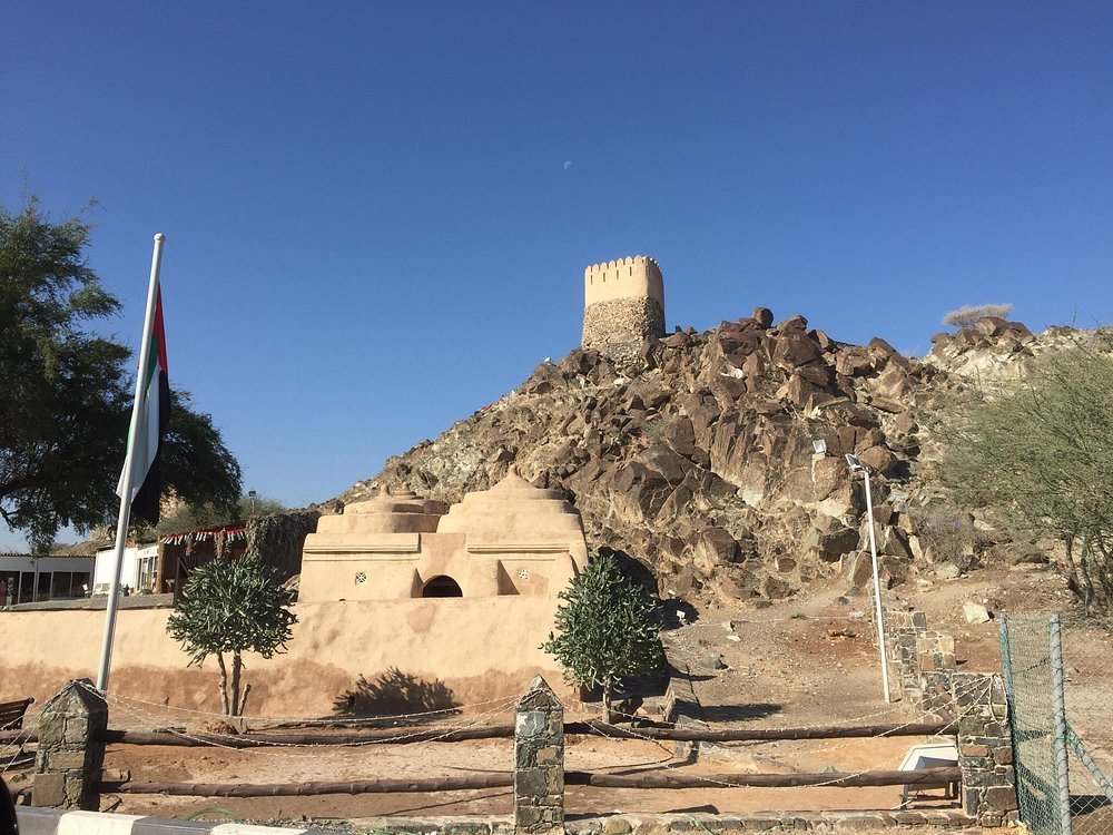 From Dubai: Private Fujairah and East Coast Tour with Al Badiyah Mosque and Forts